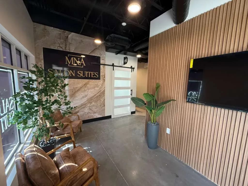The MNA reception: leather armchairs, wood panelling and the marble sign